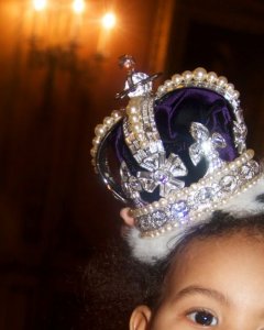Blue-Ivy-wears-a-crown